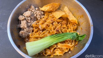 Warung Tenda Ini Tawarkan Mie Singapura dan India Harganya 20 Ribuan!