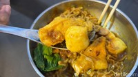Semangkuk mie India tersebut disajikan dengan topping tahu, bakso ikan, dan pokcoy. Dimasak dengan kuah kari yang gurih berempah. Kisaran harganya dari Rp 20 ribu saja. Foto: Detikcom / Atiqa Rana