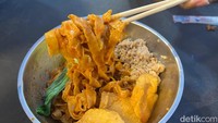 Tampilannya seperti mee pok, Mie Singapura ini juga disajikan dengan mie lebar bertekstur kenyal. Dimasak menggunakan bumbu telur asin yang creamy, gurih, dan sedikit pedas. Foto: Detikcom / Atiqa Rana