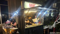 Kalau sedang lapar dan mencari hidangan seperti mie, warung tendaan di Bekasi, Jawa Barat ini bisa dicoba. Nama warungnya adalah Bukan Mie Ayam. Foto: Detikcom / Atiqa Rana