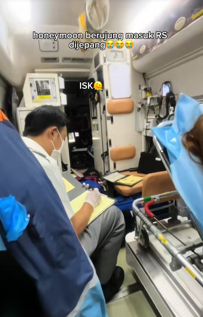Pengantin baru ini curhat, lagi menikmati bulan madu di Jepang tiba-tiba mendadak masuk rumah sakit karena didiagnosis menderita Infeksi Saluran Kemih (ISK). Postingan tersebut langsung viral di media sosial.