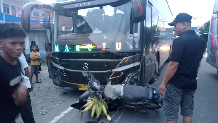 Bus menabrak pengendara motor di Mamuju.