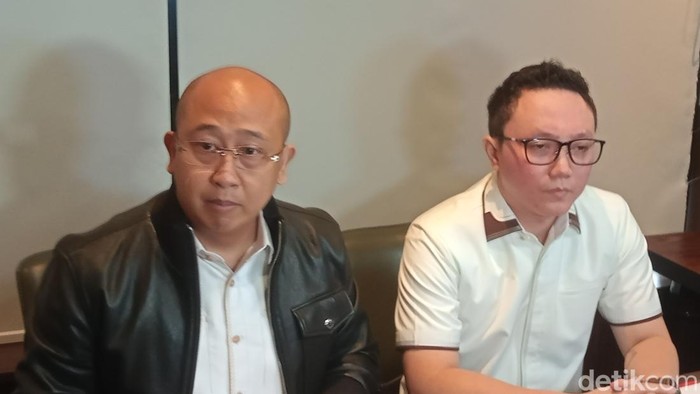 Kuasa hukum Sarwendah, Chris Sam Siwu dan Abraham Simon tanggapi soal ucapan Ruben Onsu di kawasan Cilandak, Jakarta Selatan, Rabu (19/11/2025).