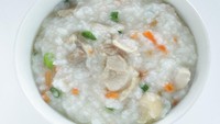 Di posisi ke-2 ada arroz caldo, bubur khas Filipina dengan rating 4,3. Bubur kental ini disajikan dengan kaldu berbumbu jahe. Konon hidangan ini mendapat pengaruh dari Spanyol yang sempat menduduki Filipina zaman dulu. Foto: TasteAtlas