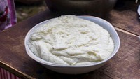 Di wilayah Samegrelo, negara Georgia, ada bubur bernama elarji yang dibuat dari tepung jagung, tepung maizena, dan keju sulguni atau tchkhinti. Ciri khasnya, elarji punya tekstur sangat kental dan elastis. Biasanya disajikan dengan saus bazhe. Foto: TasteAtlas