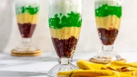 Che ba mau khas Vietnam juga masuk daftar bubur terenak di dunia versi TasteAtlas. Tak seperti bubur lain yang gurih, jenis bubur ini manis dan tergolong dessert. Isiannya ada beras ketan, mutiara tapioka, kacang manis, hingga agar jelly. Foto: Simply Recipes