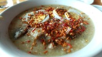 Filipina punya bubur khas bernama lugaw. Teksturnya sangat lembut dan sifatnya menghangatkan, sehingga cocok dikonsumsi saat sakit. Biasanya lugaw dimasak dengan tambahan daging ayam, lemon, dan jahe. Foto: TasteAtlas