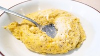 Bubur terenak di dunia juga polenta taragna khas Italia. Bubur ini dibuat dengan campuran tepung jagung kuning dan tepung buckwheat, diperkaya dengan mentega dan keju yang dicampur tepat sebelum disajikan. Foto: TasteAtlas