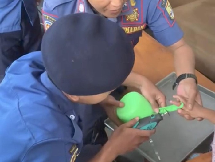 Damkar bantu lepaskan jari bocah di Cilegon yang nyangkut di lubang gagang gayung (dok. Istimewa)