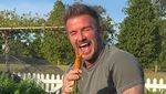 Momen David Beckham Pamer Hasil Kebun dan Pelihara Ayam di Belakang Rumah