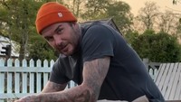 Mantan pesepakbola itu menikmati waktu santai di rumah dengan berkebun. Dalam unggahannya beberapa bulan lalu, Victoria Beckham merekam David yang sedang mengecek pohon lobak. David Beckham menuliskan Victoria memakan lima lobak hasil kebunnya. Foto: TikTok @davidbeckham