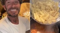 Hobi lain dari David Beckham adalah memasak. Ia biasa menyiapkan makanan spesial untuk keluarganya di rumah. Salah satunya ketika memasak spaghetti bolognese. Foto: instagram/@davidbeckham