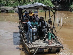 Potret Perahu Eretan Kali CBL Tetap Layani Warga Saat Debit Air Tinggi