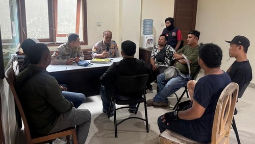 Azizmon Yoaquim Dance, Damianus Bebioja, dan Yohanes Dhae sedang diperiksa polisi di Mapolsek Kuta Selatan, Selasa (18/11/2025).