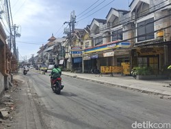 Di Jalan Gunung Tangkuban Perahu, tepatnya di depan Lapas Kerobokan, lalu lintas tampak lebih lengang. Biasanya, titik ini sering mengalami kemacetan dari dua arah dan Google Maps kerap menunjukkan warna merah. Namun, di hari Galungan ini pemandangan terlihat jauh berbeda. TIdak ada kendaraan yang mengular sepanjang jalan tersebut, hanya ada sedikit kepadatan di area persimpangan. (Fabiola Dianira)