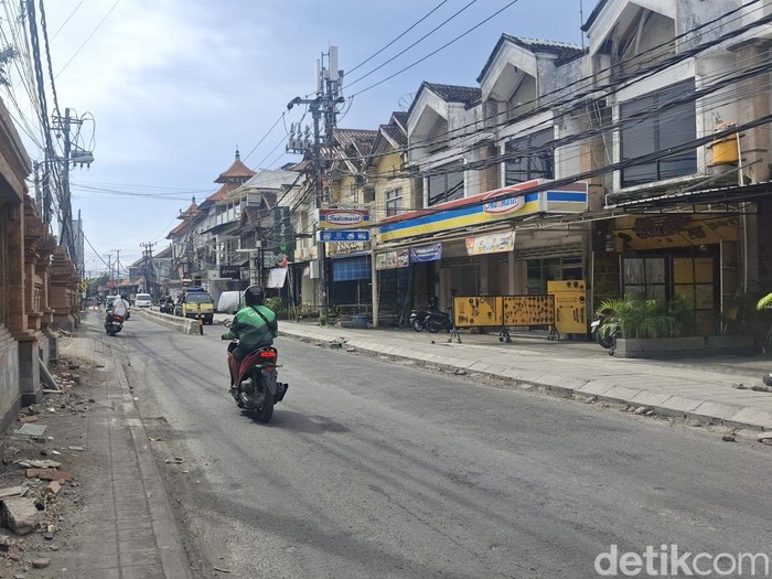Di Jalan Gunung Tangkuban Perahu, tepatnya di depan Lapas Kerobokan, lalu lintas tampak lebih lengang saat Galungan, Rabu (19/11/2025). (Fabiola Dianira)