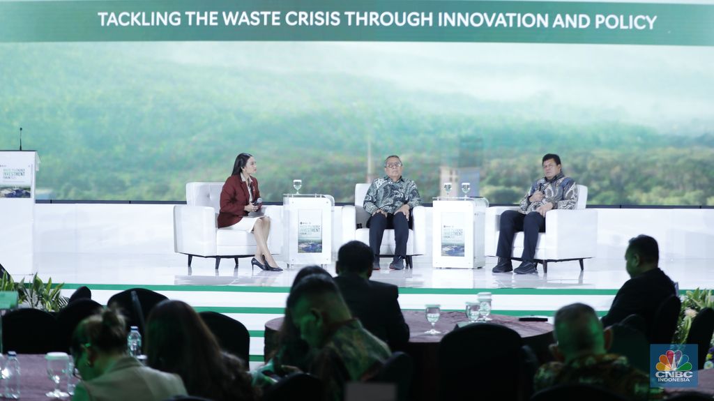 Direktur Perlindungan dan Pengelolaan Mutu Udara Kementerian Lingkungan Hidup dan Kehutanan, Edward Nixon Pakpahan memberi pemaparan dalam diskusi panel di acara Waste to Energy Investment Forum 2025 dengan tema “Economic Gains, Environmental Wins” di Gedung Menara Bank Mega, Jakarta, (19/11/2025). (CNBC Indonesia/Tri Susilo)