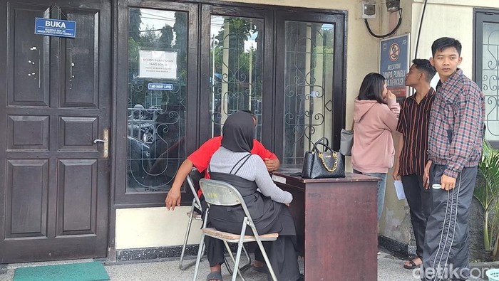 Sejumlah eks pegawai hotel di Mataram tengah menunggu pemberian pesangon termin kedua di Kantor Disnaker Kota Mataram, Rabu (19/11/2025).