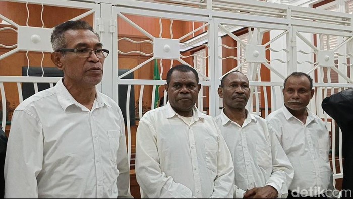 Empat petinggi Negara Federal Republik Papua Barat (NFRPB) selaku terdakwa kasus dugaan makar di Sorong, Papua Barat Daya divonis 7 bulan penjara.