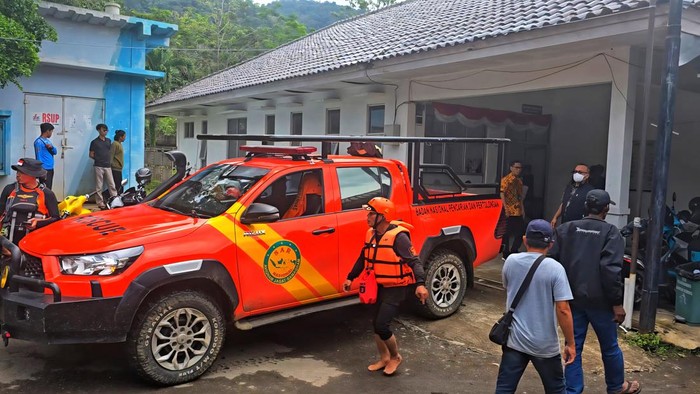 Evakuasi korban tenggelam di Sukabumi