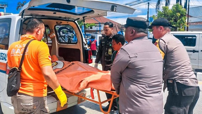 Polisi mengevakuasi korban tersengat listrik di Tegal.