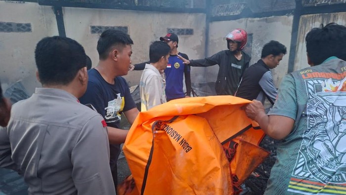 Evakuasi pasutri tewas terjebak kebakaran di Wajo.