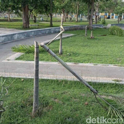 Fasilitas taman batas Kota Bima, NTB yang dirusak OTK, pada Rabu, (19/11/2025).