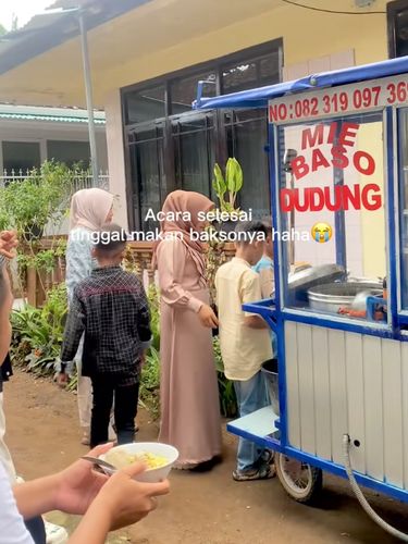 Gerobak Bakso untuk Lamaran Ide calon pengantin Gen Z ini memilih memanggil gerobak tukang bakso di hari lamarannya. Bikin tamu undangan dan keluarga bisa santap sepuasnya. Unggahan suasana lamaran di Tasikmalaya, Jawa Barat ini langsung viral di TikTok.