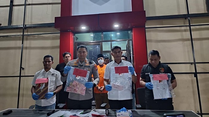 Mantan Lurah Tombolo berinisial A di Kabupaten Gowa, Sulawesi Selatan (Sulsel), ditetapkan sebagai tersangka kasus dugaan pungutan liar (pungli) program Pendaftaran Tanah Sistematis Lengkap (PTSL).