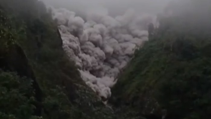 GUNUNG SEMERU ERUPSI DAHSYAT.