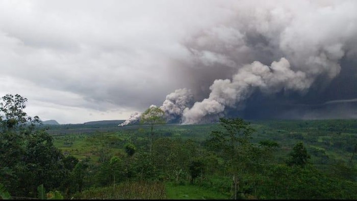 Gunung Semeru Erupsi sejauh 5,5 Km