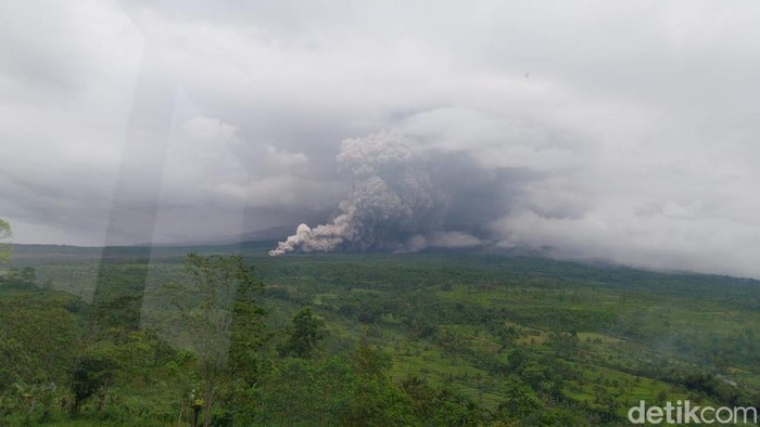 Gunung Semeru luncurkan awan panas 5,5 Km