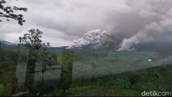 Gunung Semeru Luncurkan Awan Panas 5,5 Km