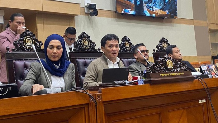 Ketua Komisi III DPR, Habiburokhman, di kompleks parlemen, Senayan, Jakarta, Rabu (19/11/2025).