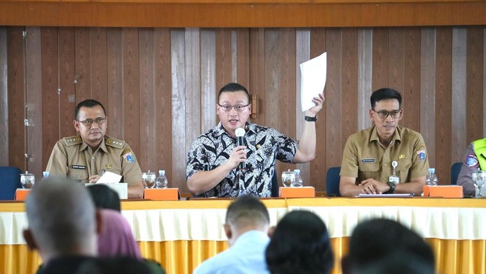 Anggota DPRD DKI Jakarta, Fraksi PDI Perjuangan Hardiyanto Kenneth Menghadiri Acara Sosialisasi Pembangunan Fly Over Latumenten di Kantor Kecamatan Grogol Petamburan, Jakarta Barat.