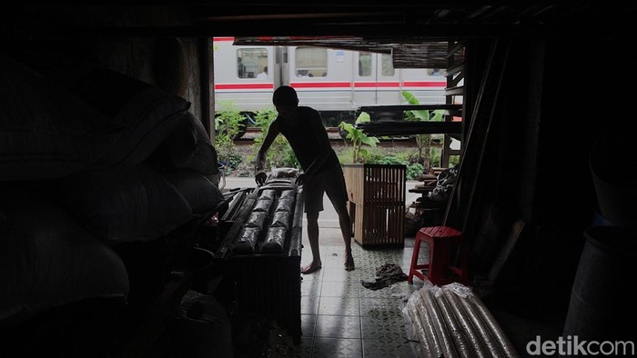 Pekerja menata kedelai yang siap difermentasi menjadi tempe di Bintaro, Jakarta Selatan, Rabu (19/11/2025).  Industri tempe dengan bahan Utama kedelai sangat terpengaruh oleh harga kedelai global.