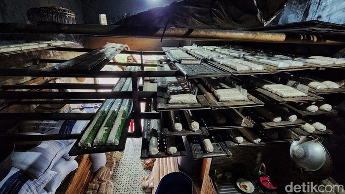 Pekerja menata kedelai yang siap difermentasi menjadi tempe di Bintaro, Jakarta Selatan, Rabu (19/11/2025).  Industri tempe dengan bahan Utama kedelai sangat terpengaruh oleh harga kedelai global.