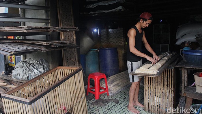 Pekerja menata kedelai yang siap difermentasi menjadi tempe di Bintaro, Jakarta Selatan, Rabu (19/11/2025).  Industri tempe dengan bahan Utama kedelai sangat terpengaruh oleh harga kedelai global.