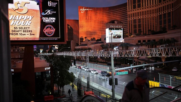 Visitors look at a Formula One car, on display at The Venetian Las Vegas casino, as preparations for the Formula One F1 - Las Vegas Grand Prix continue in Las Vegas, Nevada, U.S., November 18, 2025. REUTERS/Daniel Cole