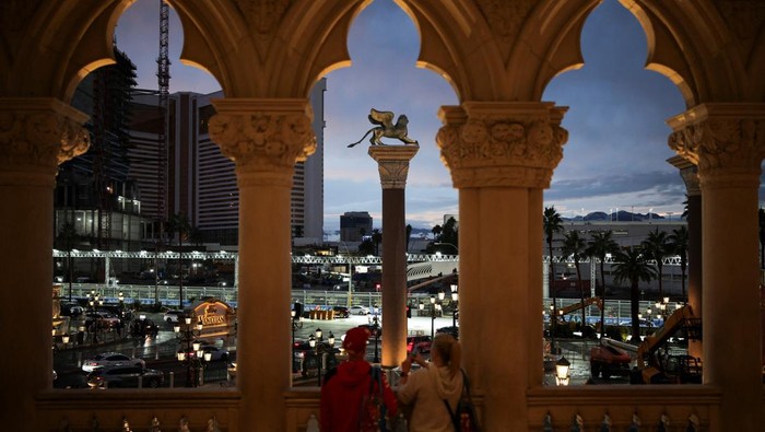 Visitors look at a Formula One car, on display at The Venetian Las Vegas casino, as preparations for the Formula One F1 - Las Vegas Grand Prix continue in Las Vegas, Nevada, U.S., November 18, 2025. REUTERS/Daniel Cole