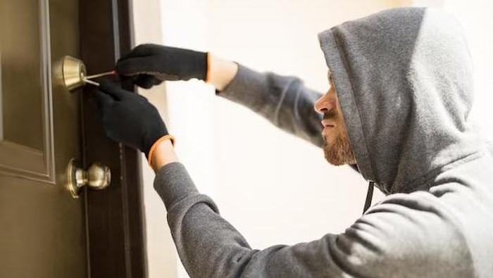 Ilustrasi Maling Mencoba Bobol Rumah. (Foto: Freepik/tonodiaz)