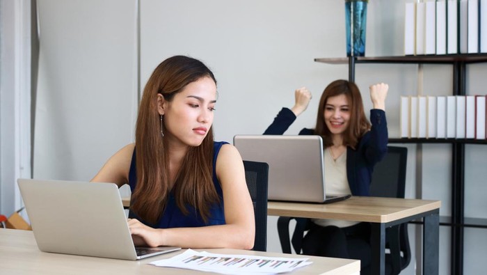 Apa Itu Crab Mentality? Psikolog Ungkap Dampaknya ke Kesehatan Mental