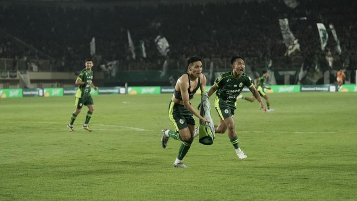 Aksi striker PSS Sleman, Irvan Mofu usai mencetak gol ke gawang Persiku Kudus di Stadion Maguwoharjo, Sleman, Senin (17/11/2025).