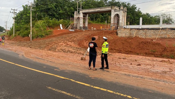 Polisi mendatangi lokasi pembangunan rumah dinas Bupati Musi Rawas yang sebabkan jalan icin dikeluhkan warga