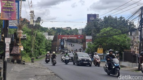 Jalan Raya Canggu, Badung, Bali, saat Hari Raya Galungan tampak lebih lengang, Rabu (19/11/2025). (Fabiola Dianira)