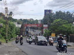 Sementara itu, Jalan Raya Canggu terlihat lebih padat dari titik lainnya, tetapi tetap lancar dan tidak terjadi penumpukan kendaraan. Kendaraan tetap bisa melintas dengan lancar. Terlihat pula beberapa polisi lalu lintas yang mengawasi lalu lintas di Jalan Raya Canggu. (Fabiola Dianira)