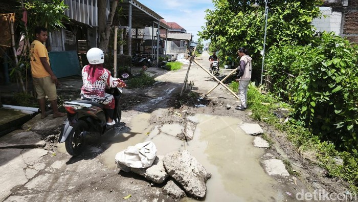 Jalan rusak di Desa Poncoharjo, Kecamatan Bonang, Kabupaten Demak yang sempat ditanami pohon pisang.
