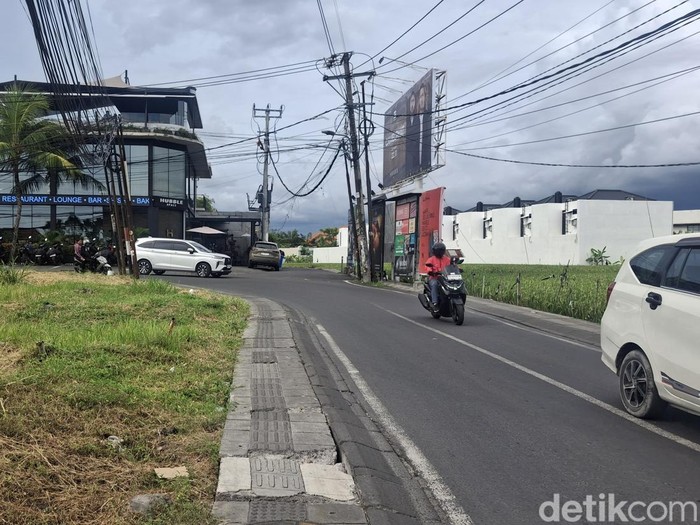 Jalan Subak Sari, Badung, yang biasanya ramai wisatawan yang berkendara motor sambil membawa papan surfing tersebut hari ini tampak lebih tenang saat Galungan, Rabu (19/11/2025). (Fabiola Dianira)