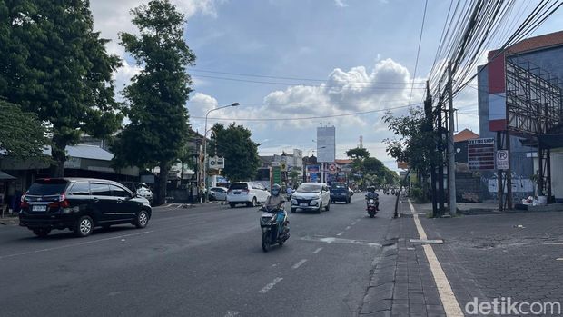Suasana di beberapa ruas jalan di Kota Denpasar saat Hari Raya Galungan, Rabu (19/11/2025).