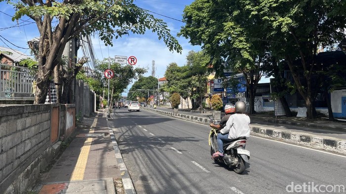 Suasana di beberapa ruas jalan di Kota Denpasar saat Hari Raya Galungan, Rabu (19/11/2025).
